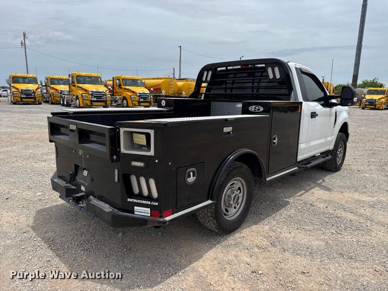 image for item ET6358 2022 Ford F250 Super Duty utility bed pickup truck