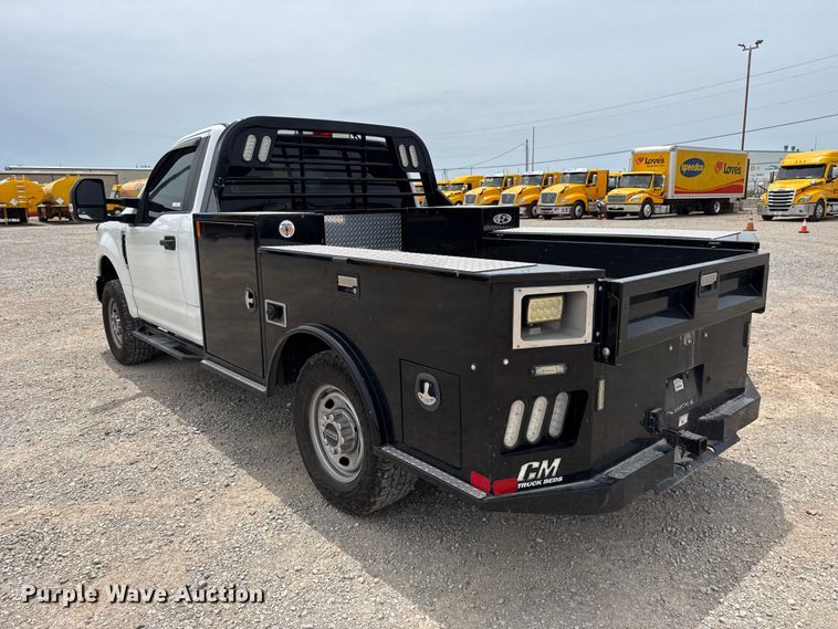image for item ET6358 2022 Ford F250 Super Duty utility bed pickup truck