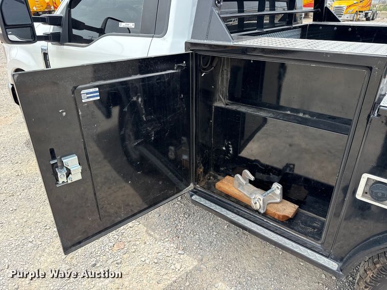 image for item ET6358 2022 Ford F250 Super Duty utility bed pickup truck