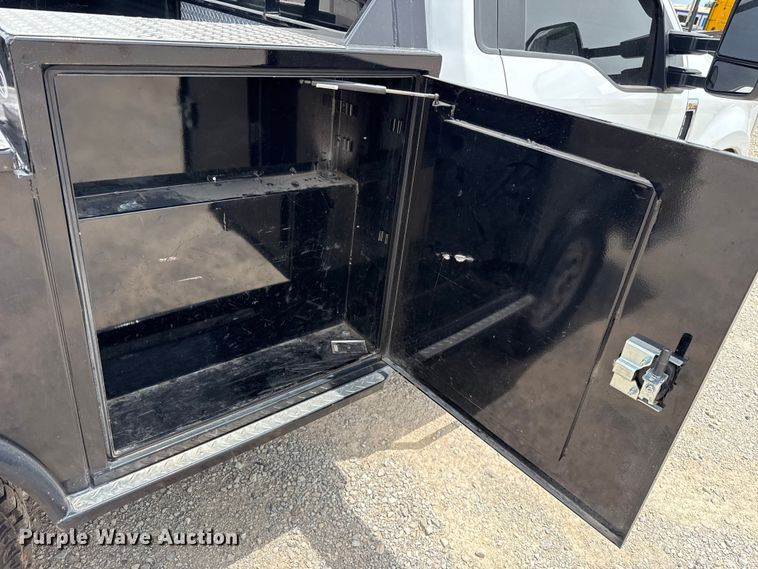 image for item ET6358 2022 Ford F250 Super Duty utility bed pickup truck