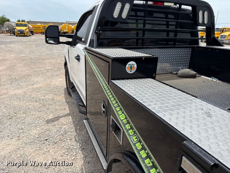 image for item ET6358 2022 Ford F250 Super Duty utility bed pickup truck