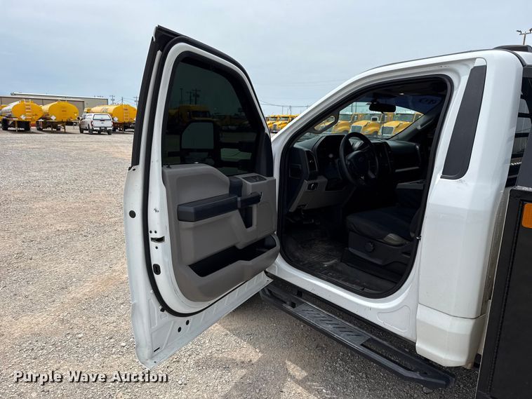 image for item ET6358 2022 Ford F250 Super Duty utility bed pickup truck