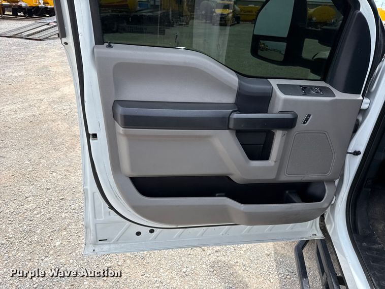 image for item ET6358 2022 Ford F250 Super Duty utility bed pickup truck