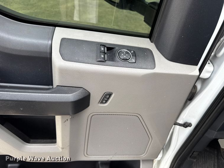 image for item ET6358 2022 Ford F250 Super Duty utility bed pickup truck