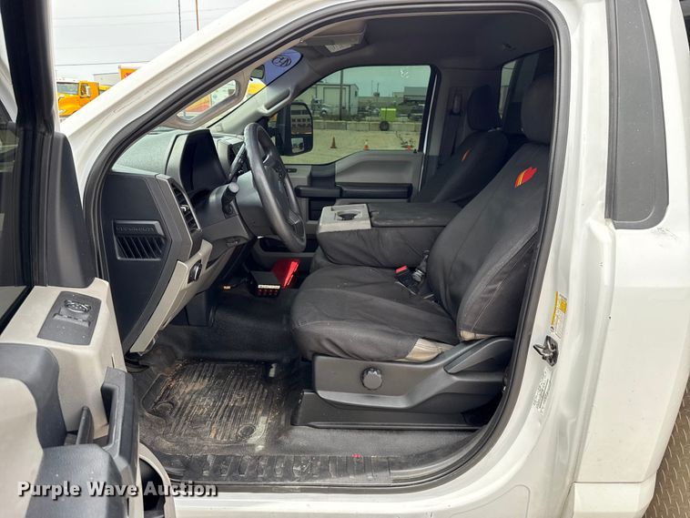 image for item ET6358 2022 Ford F250 Super Duty utility bed pickup truck