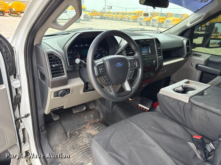 image for item ET6358 2022 Ford F250 Super Duty utility bed pickup truck