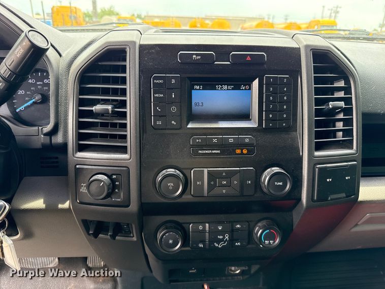 image for item ET6358 2022 Ford F250 Super Duty utility bed pickup truck