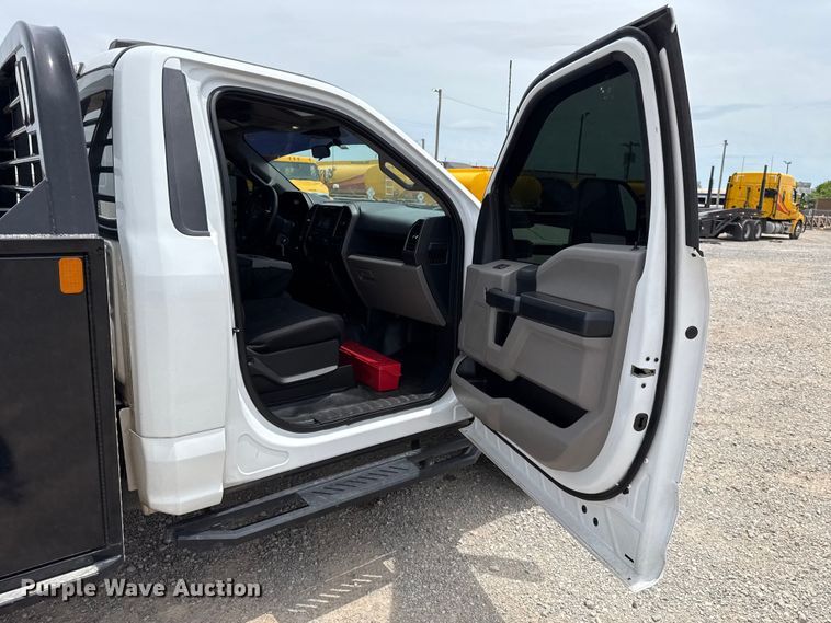 image for item ET6358 2022 Ford F250 Super Duty utility bed pickup truck