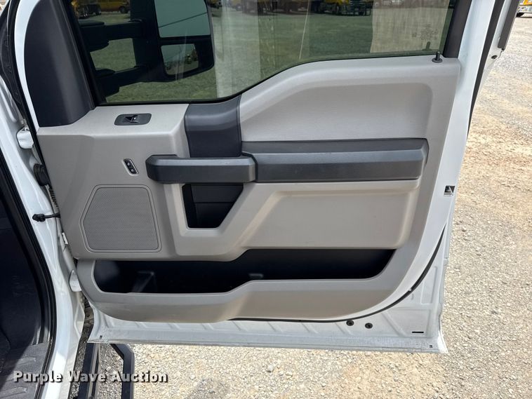 image for item ET6358 2022 Ford F250 Super Duty utility bed pickup truck