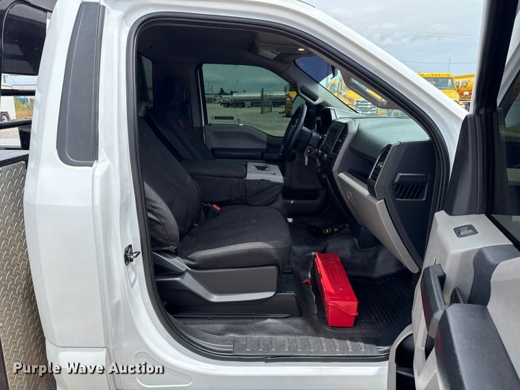 image for item ET6358 2022 Ford F250 Super Duty utility bed pickup truck