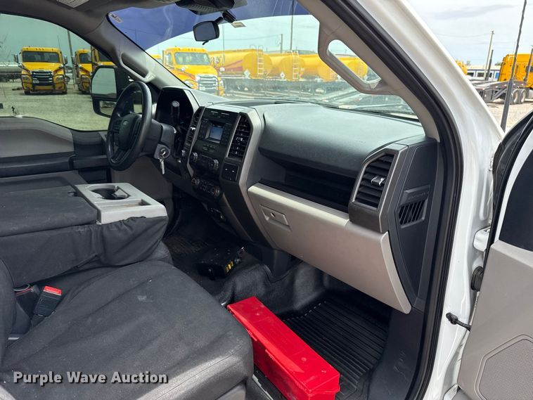 image for item ET6358 2022 Ford F250 Super Duty utility bed pickup truck