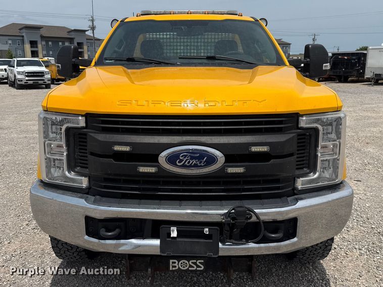 image for item ET6359 2019 Ford F350 Super Duty utility bed pickup truck