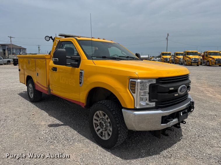 image for item ET6359 2019 Ford F350 Super Duty utility bed pickup truck