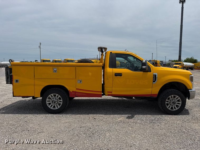 image for item ET6359 2019 Ford F350 Super Duty utility bed pickup truck