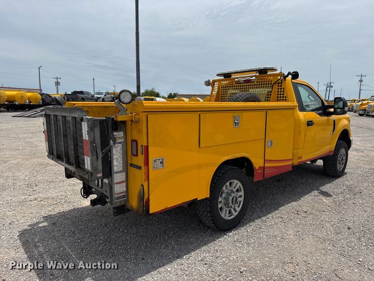 image for item ET6359 2019 Ford F350 Super Duty utility bed pickup truck