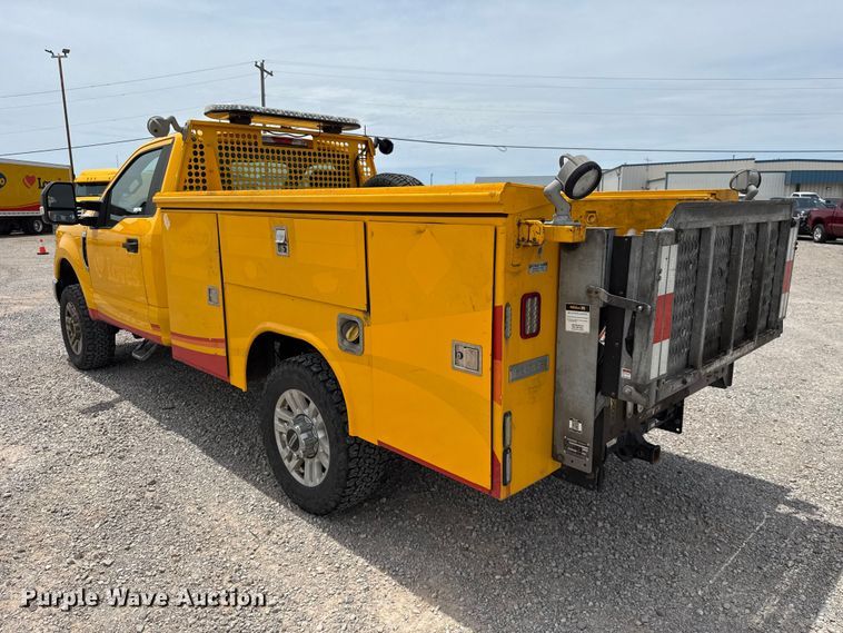 image for item ET6359 2019 Ford F350 Super Duty utility bed pickup truck