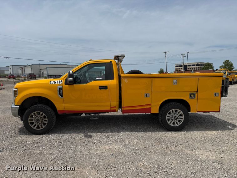 image for item ET6359 2019 Ford F350 Super Duty utility bed pickup truck