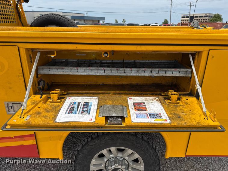 image for item ET6359 2019 Ford F350 Super Duty utility bed pickup truck