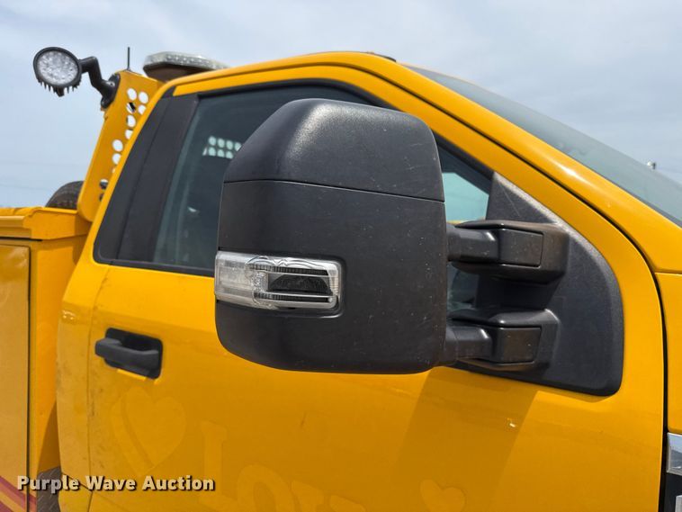 image for item ET6359 2019 Ford F350 Super Duty utility bed pickup truck