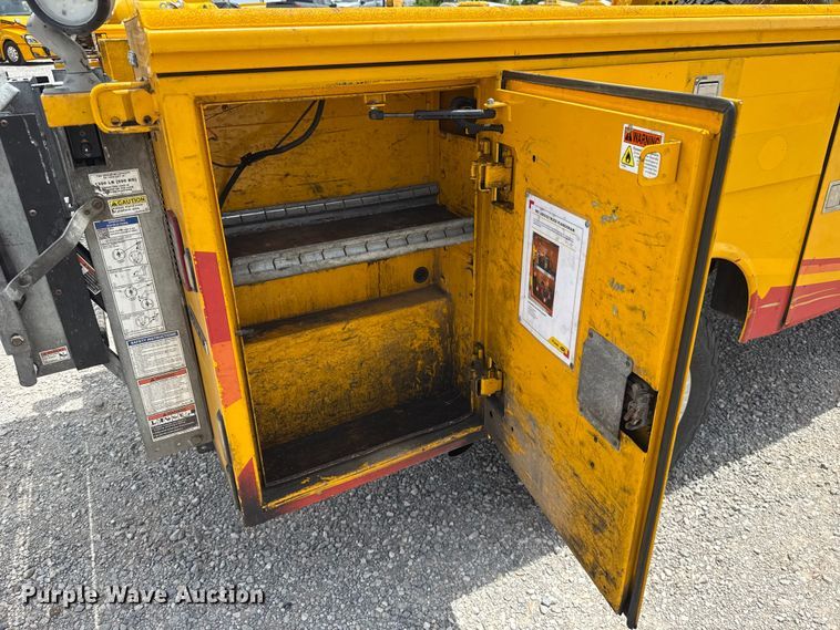 image for item ET6359 2019 Ford F350 Super Duty utility bed pickup truck