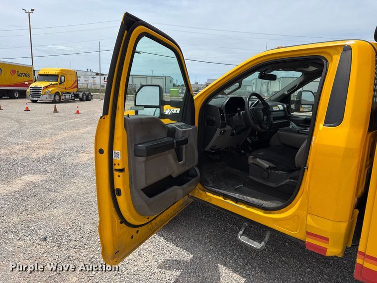 image for item ET6359 2019 Ford F350 Super Duty utility bed pickup truck