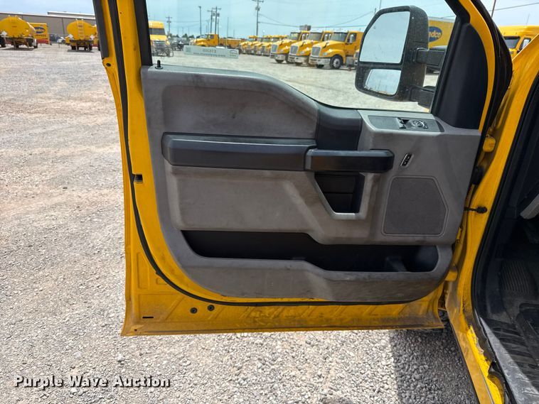 image for item ET6359 2019 Ford F350 Super Duty utility bed pickup truck