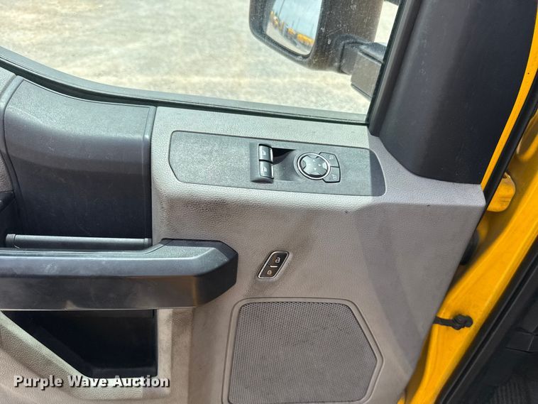 image for item ET6359 2019 Ford F350 Super Duty utility bed pickup truck