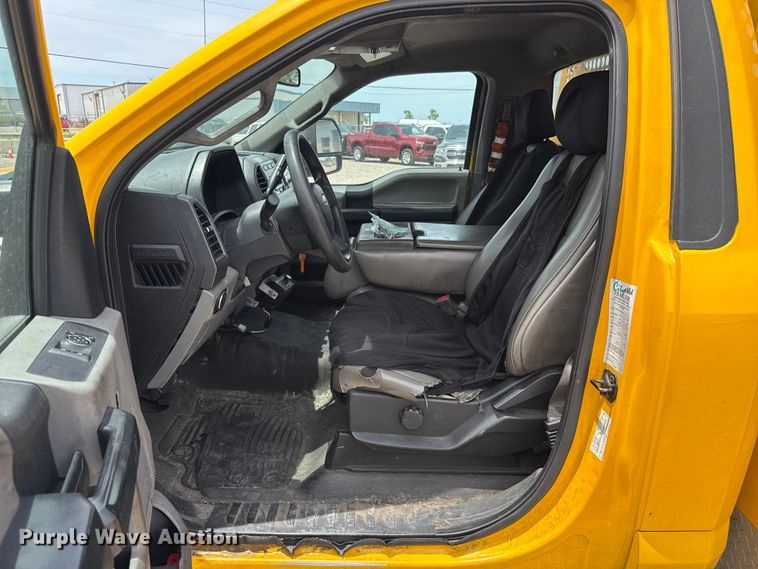 image for item ET6359 2019 Ford F350 Super Duty utility bed pickup truck