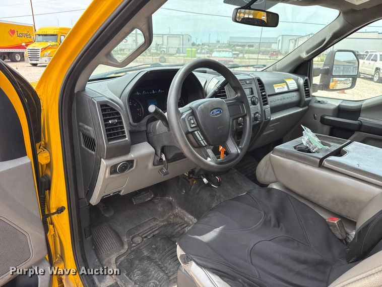 image for item ET6359 2019 Ford F350 Super Duty utility bed pickup truck
