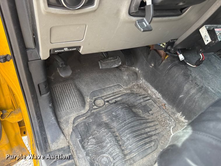 image for item ET6359 2019 Ford F350 Super Duty utility bed pickup truck