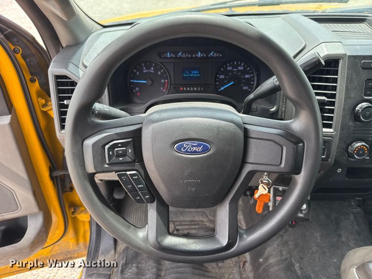 image for item ET6359 2019 Ford F350 Super Duty utility bed pickup truck