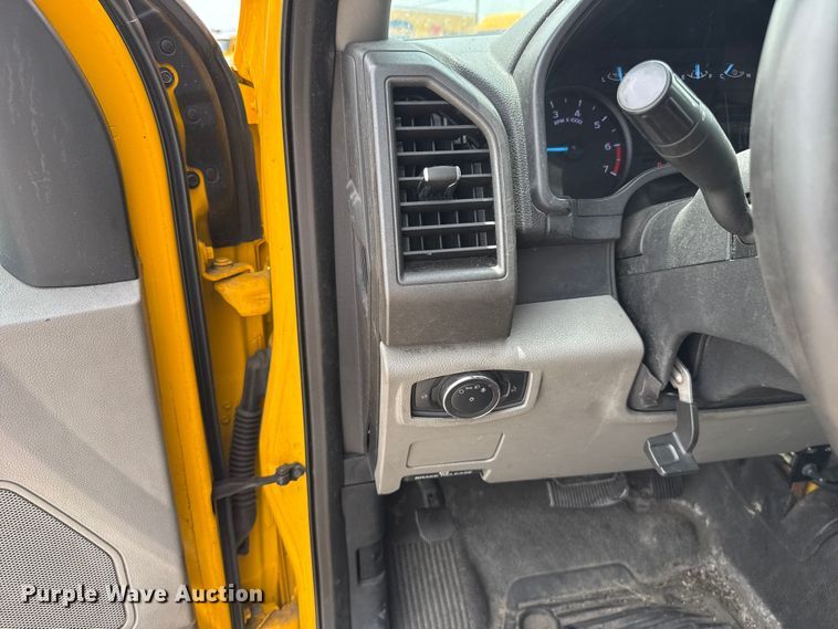 image for item ET6359 2019 Ford F350 Super Duty utility bed pickup truck