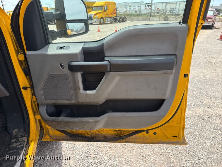 image for item ET6359 2019 Ford F350 Super Duty utility bed pickup truck