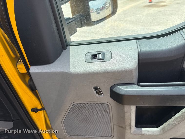 image for item ET6359 2019 Ford F350 Super Duty utility bed pickup truck
