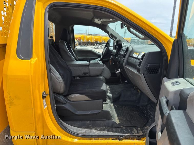 image for item ET6359 2019 Ford F350 Super Duty utility bed pickup truck