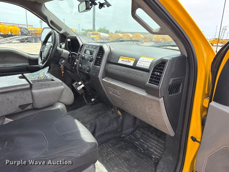 image for item ET6359 2019 Ford F350 Super Duty utility bed pickup truck