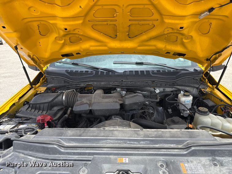 image for item ET6359 2019 Ford F350 Super Duty utility bed pickup truck