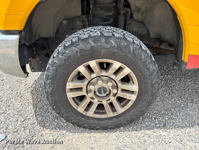 image for item ET6359 2019 Ford F350 Super Duty utility bed pickup truck