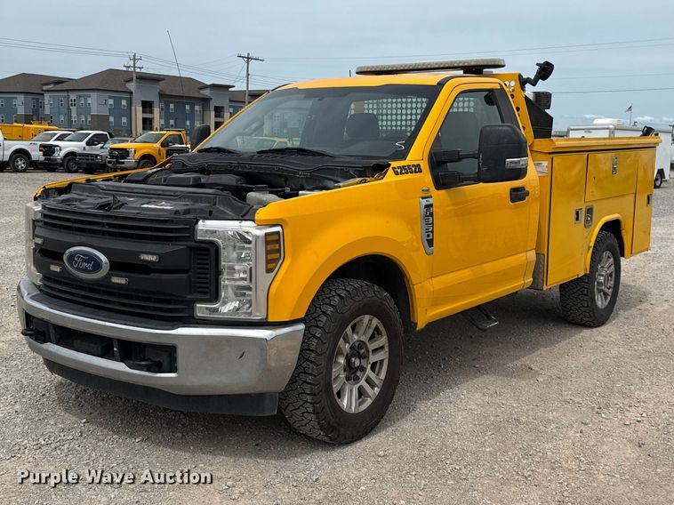 2019 Ford F350 Super Duty utility bed pickup truck
