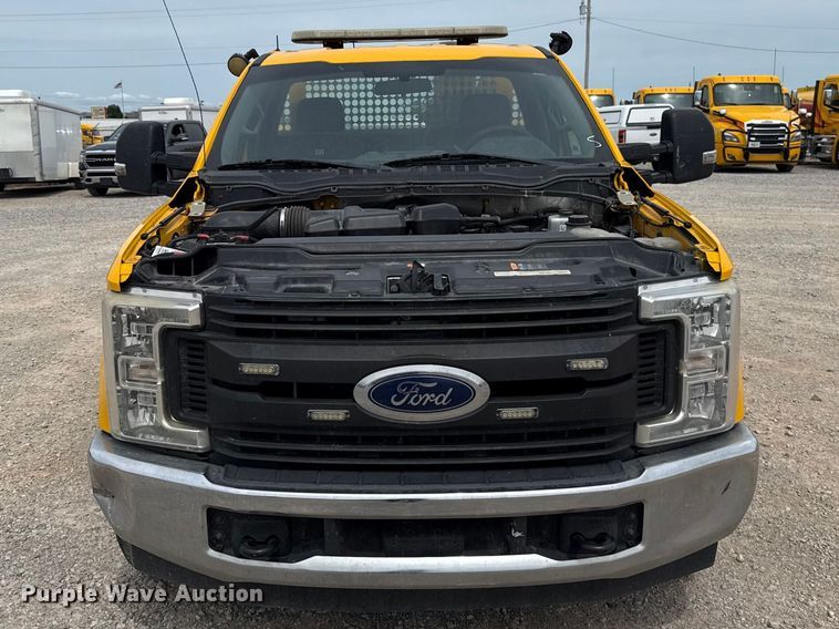 image for item ET6362 2019 Ford F350 Super Duty utility bed pickup truck