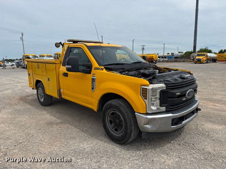 image for item ET6362 2019 Ford F350 Super Duty utility bed pickup truck