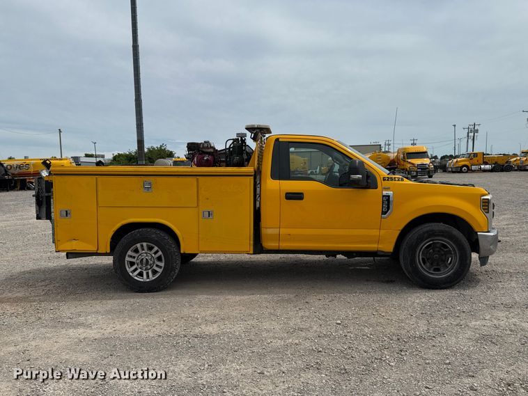 image for item ET6362 2019 Ford F350 Super Duty utility bed pickup truck
