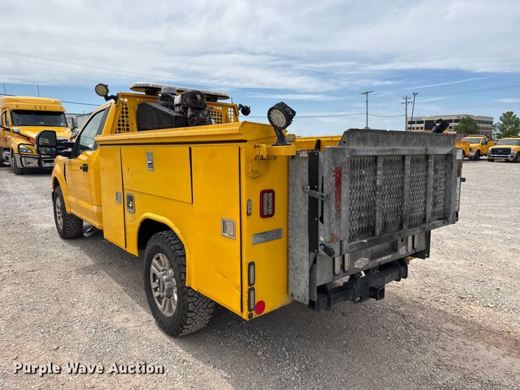 image for item ET6362 2019 Ford F350 Super Duty utility bed pickup truck