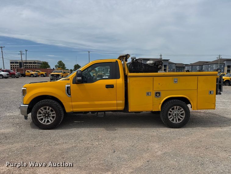 image for item ET6362 2019 Ford F350 Super Duty utility bed pickup truck