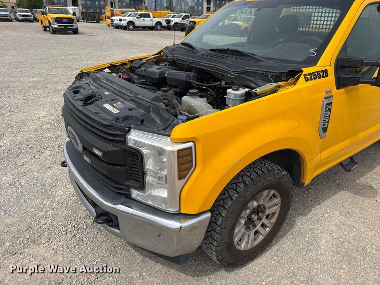 image for item ET6362 2019 Ford F350 Super Duty utility bed pickup truck