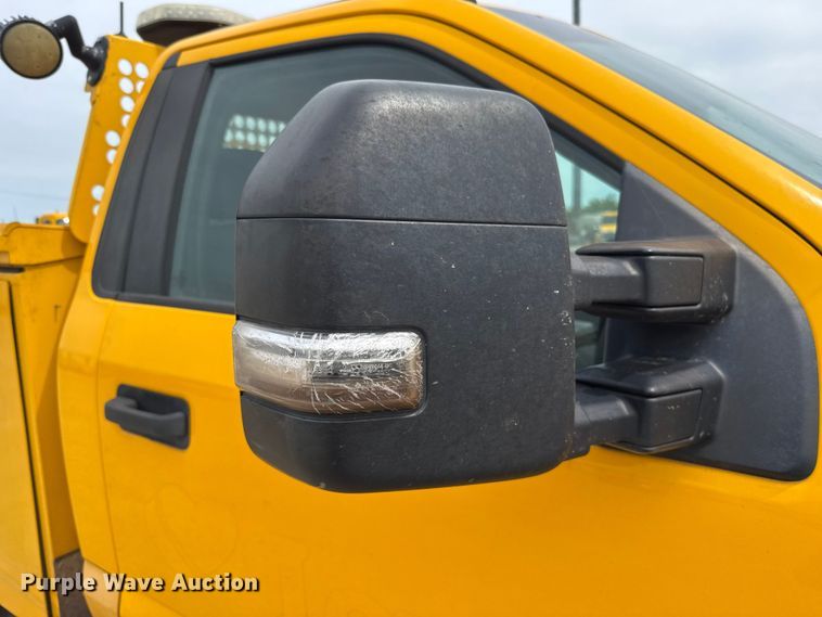 image for item ET6362 2019 Ford F350 Super Duty utility bed pickup truck