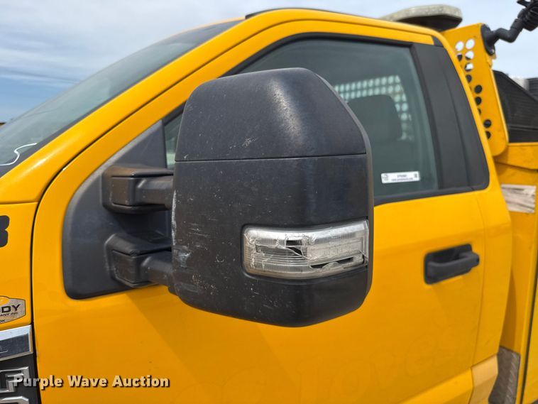 image for item ET6362 2019 Ford F350 Super Duty utility bed pickup truck