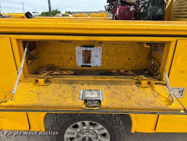 image for item ET6362 2019 Ford F350 Super Duty utility bed pickup truck
