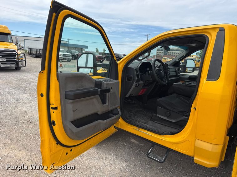 image for item ET6362 2019 Ford F350 Super Duty utility bed pickup truck