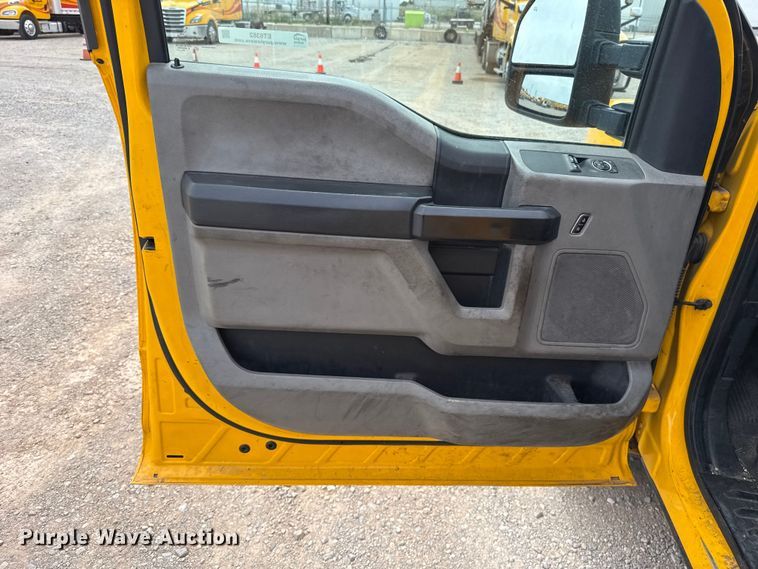 image for item ET6362 2019 Ford F350 Super Duty utility bed pickup truck